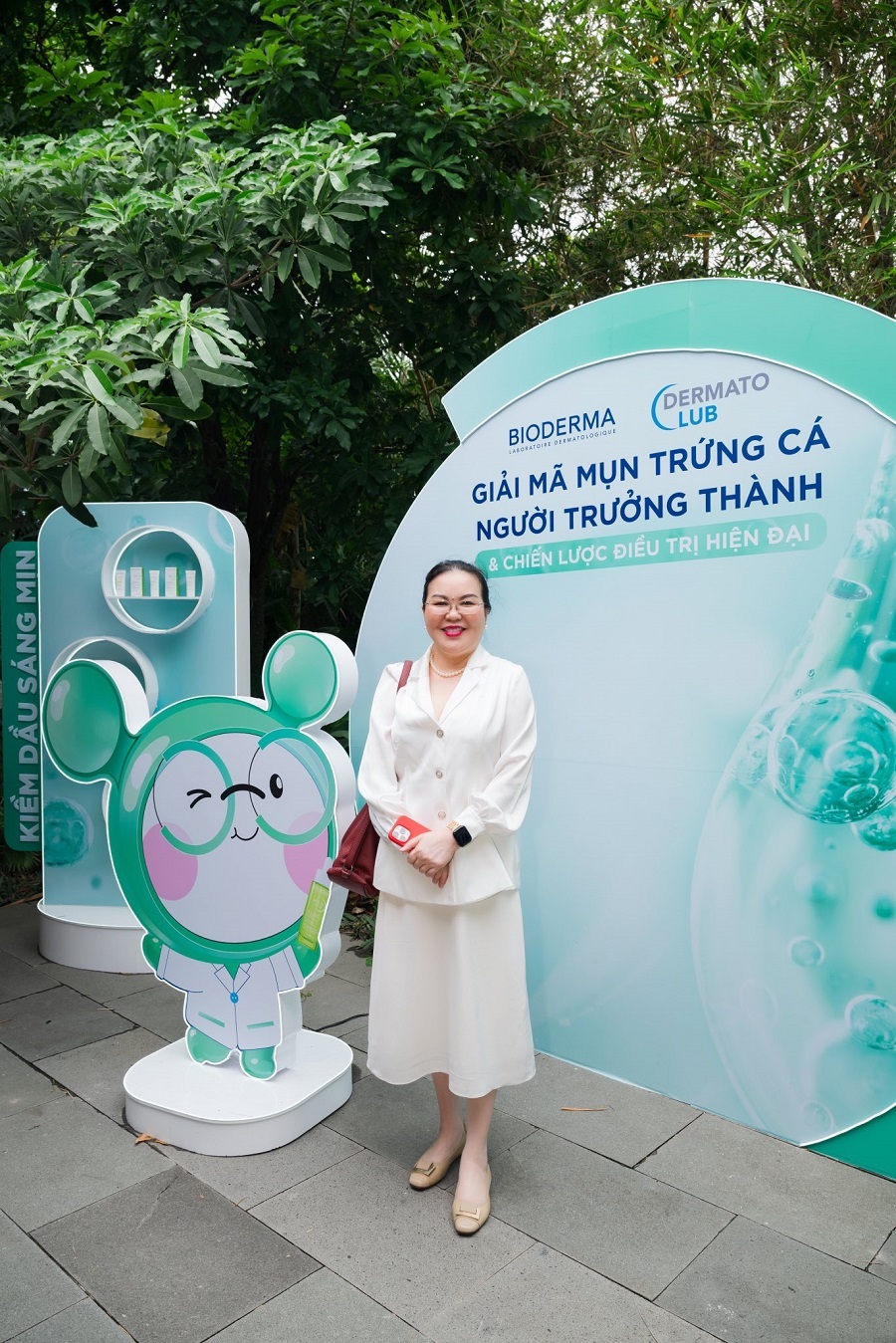 Bác sĩ Nguyễn Thị Khánh Huệ chụp ảnh checkin