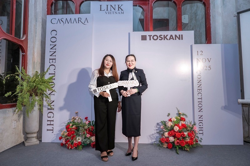 Bác Sĩ Khánh Huệ chụp ảnh giao lưu các bạn trẻ Bác Sĩ Khánh Huệ chụp ảnh giao lưu các bạn trẻ